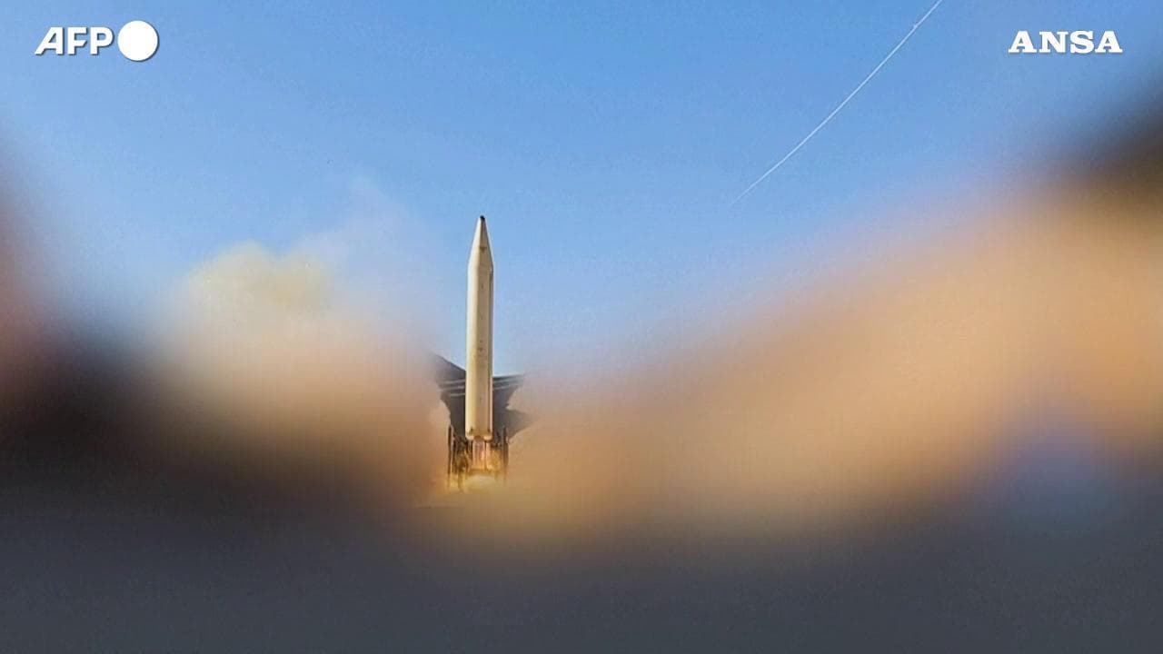 Iran, i pasdaran annunciano lanci col nuovo missile Khorramshahr-4: ha una testata di due tonnellate