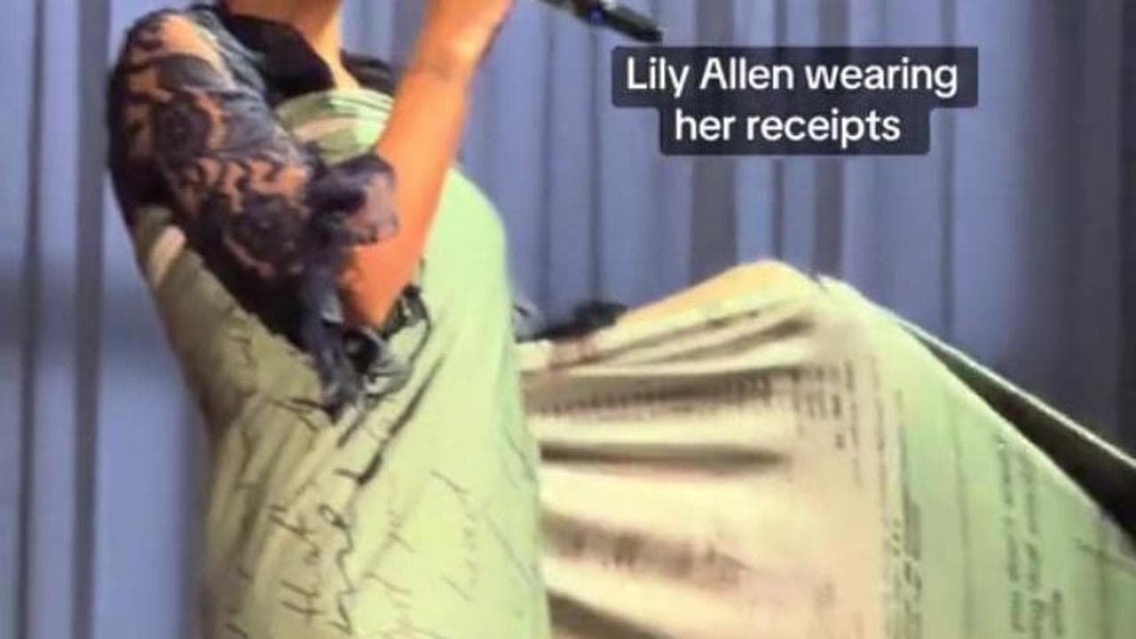 La vendetta di Lily Allen: sull'abito gli scontrini dei regali fatti dall'ex marito all'amante