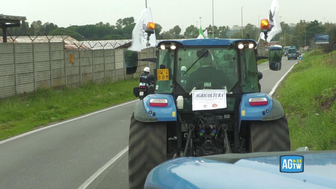 Roma, parlano gli agricoltori in marcia sui trattori: "Stanno distruggendo il nostro lavoro"