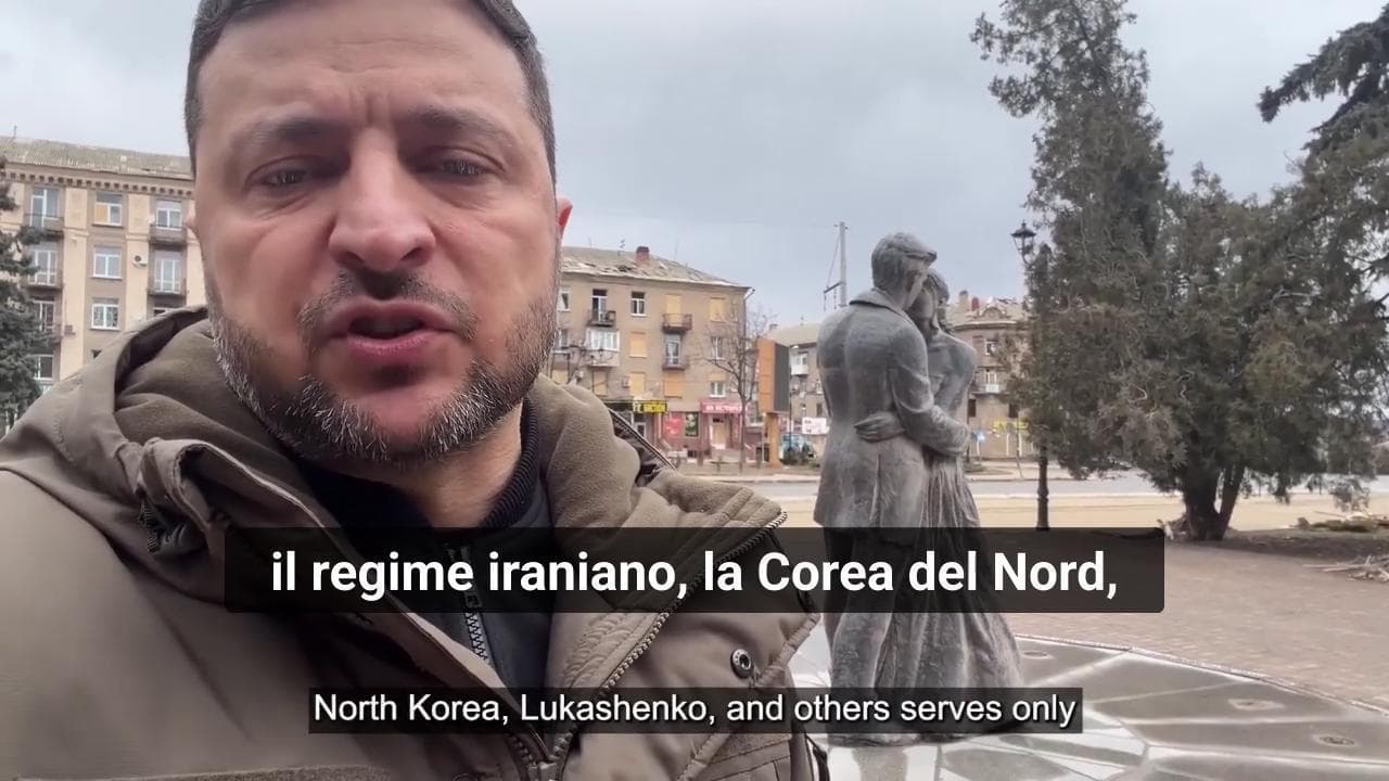 Ucraina, Zelensky nel Donetsk vicino al fronte: “I russi preparano l’offensiva di primavera”