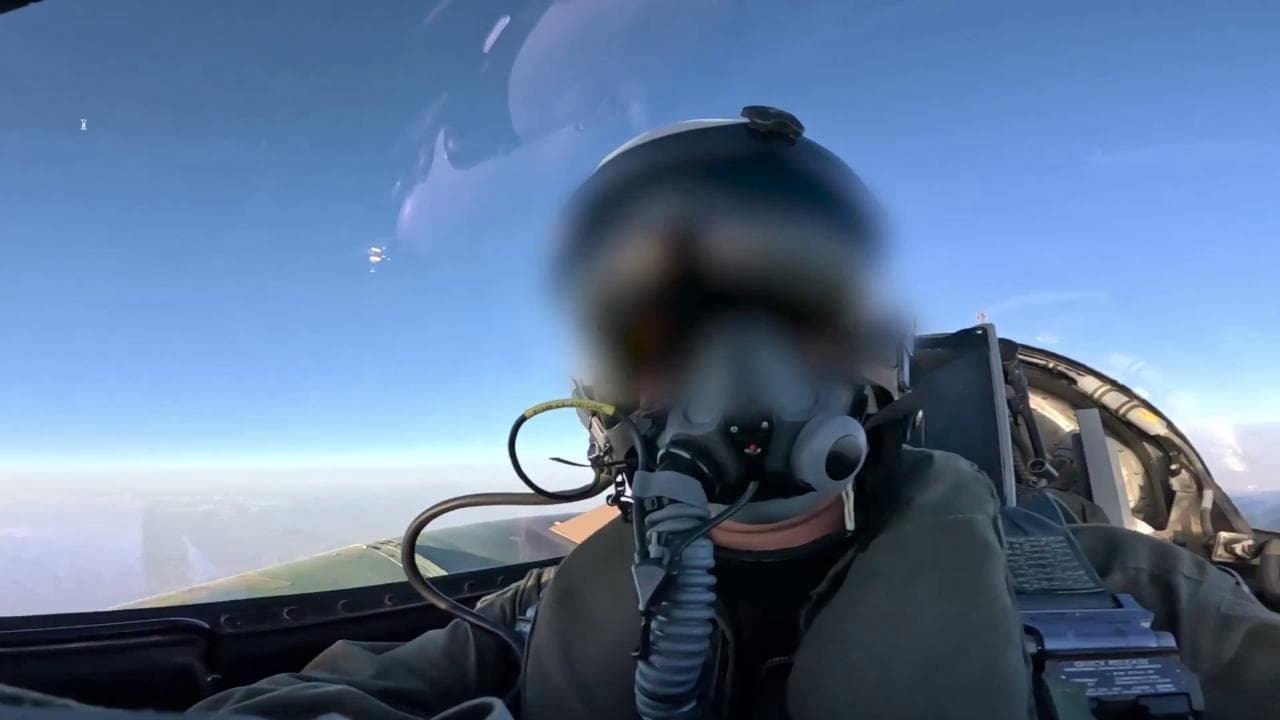 Iran, il pilota israeliano fa un video selfie a bordo di un caccia F16: "Sereno e sicuro Shabbat"
