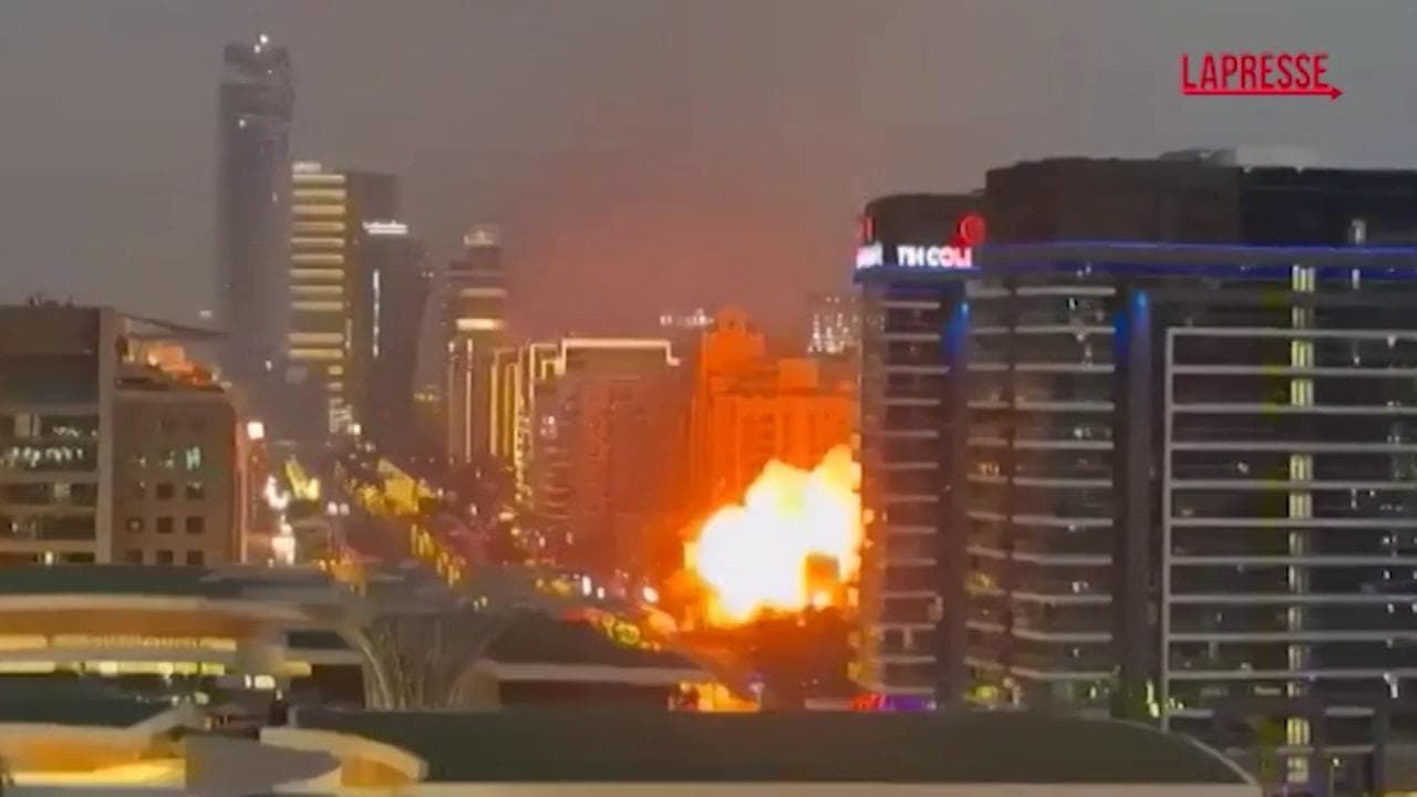 Droni e fuoco su Dubai: nuovo video in presa diretta dell'attacco in piena città (ancora a rischio)