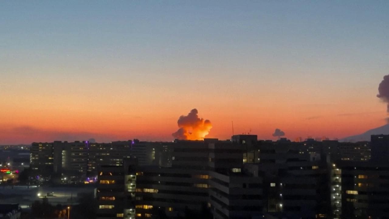 Teheran, continuano i bombardamenti: esplosioni e colonne di fumo sullo skyline al tramonto