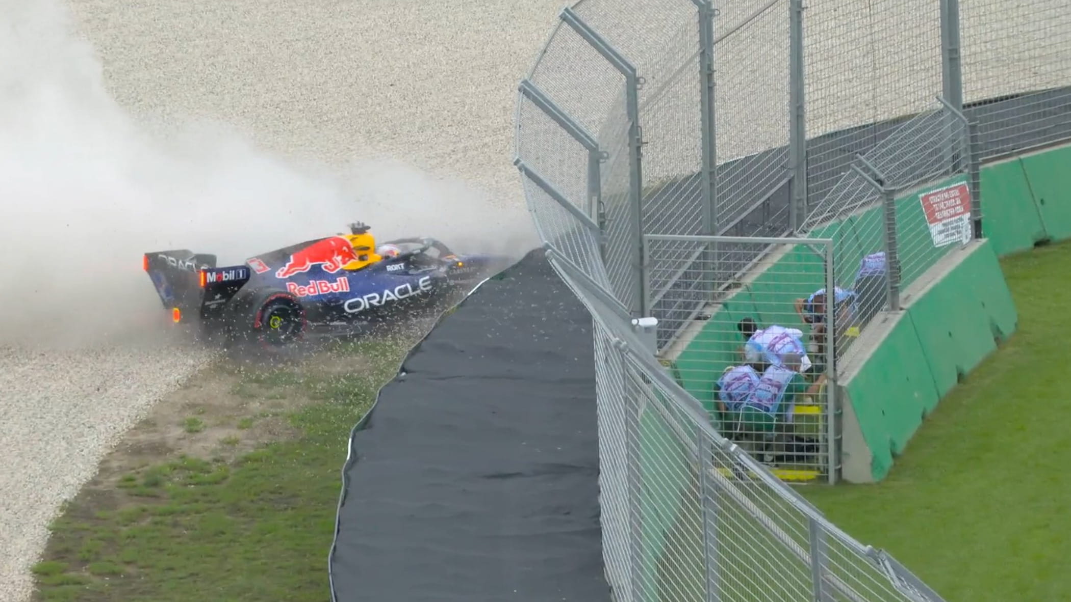 Verstappen, incidente nelle qualifiche del Gp d’Australia, l’olandese subito fuori. Russell in pole