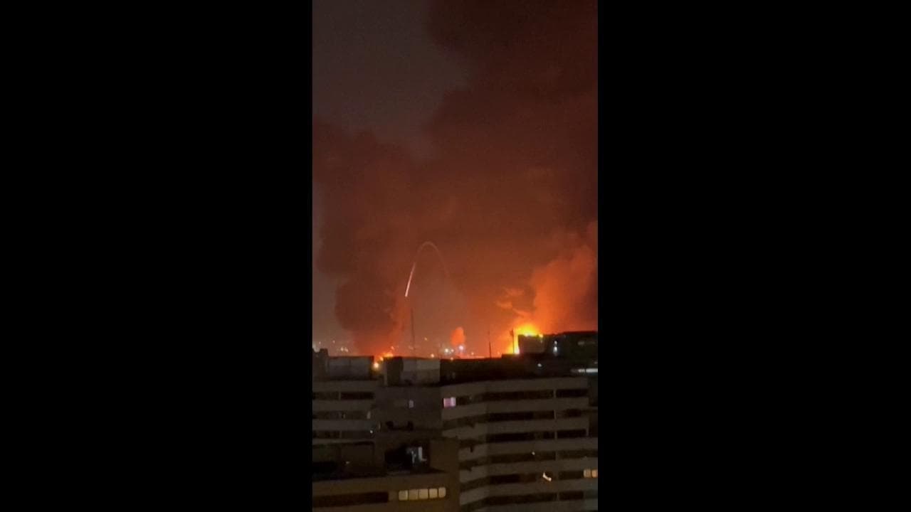 Teheran, nuovo raid israeliano: vasti incendi vicino all'aeroporto Mehrabad