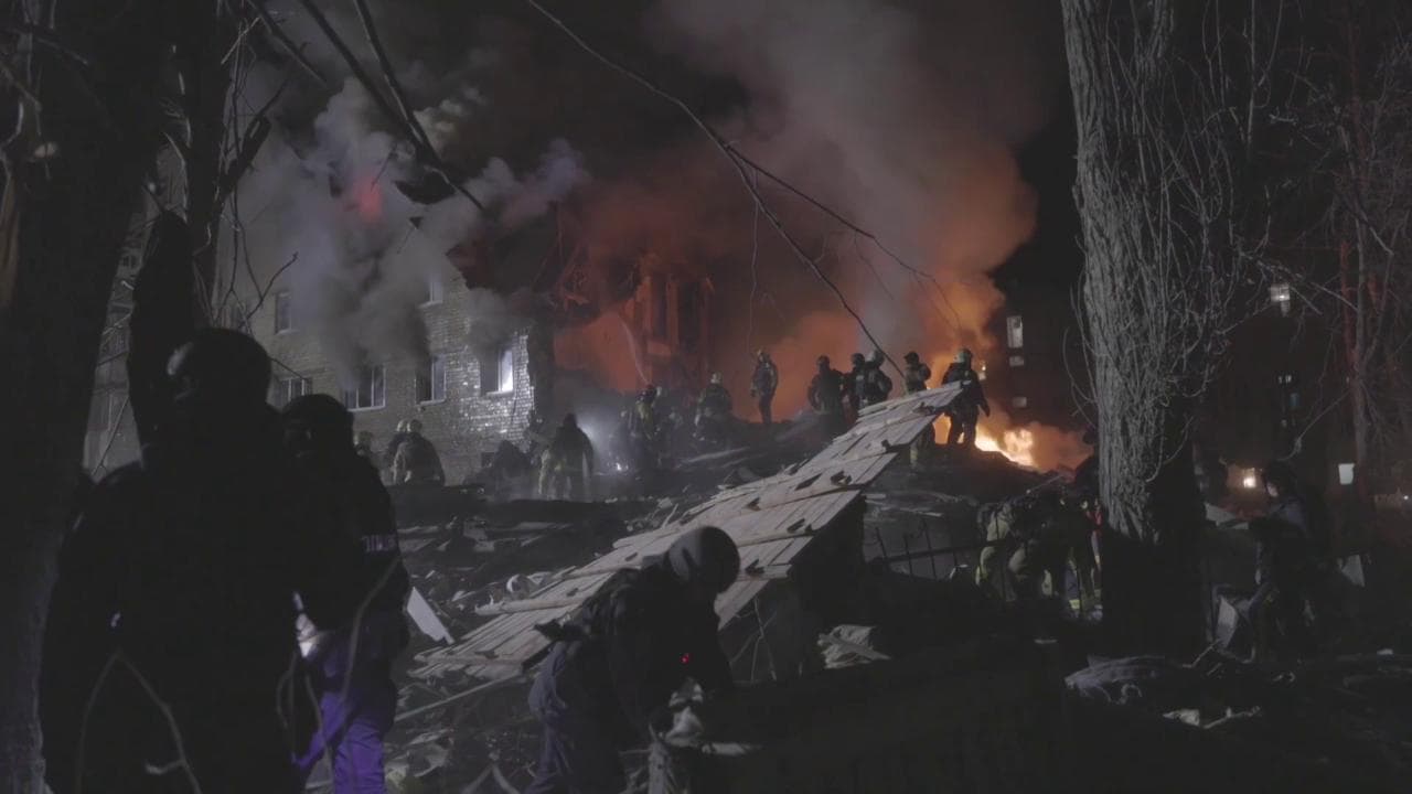 Ucraina, missile russo centra un edificio residenziale a Kharkiv: ci sono morti e feriti