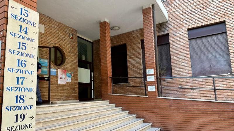 Un seggio elettorale a Pescara