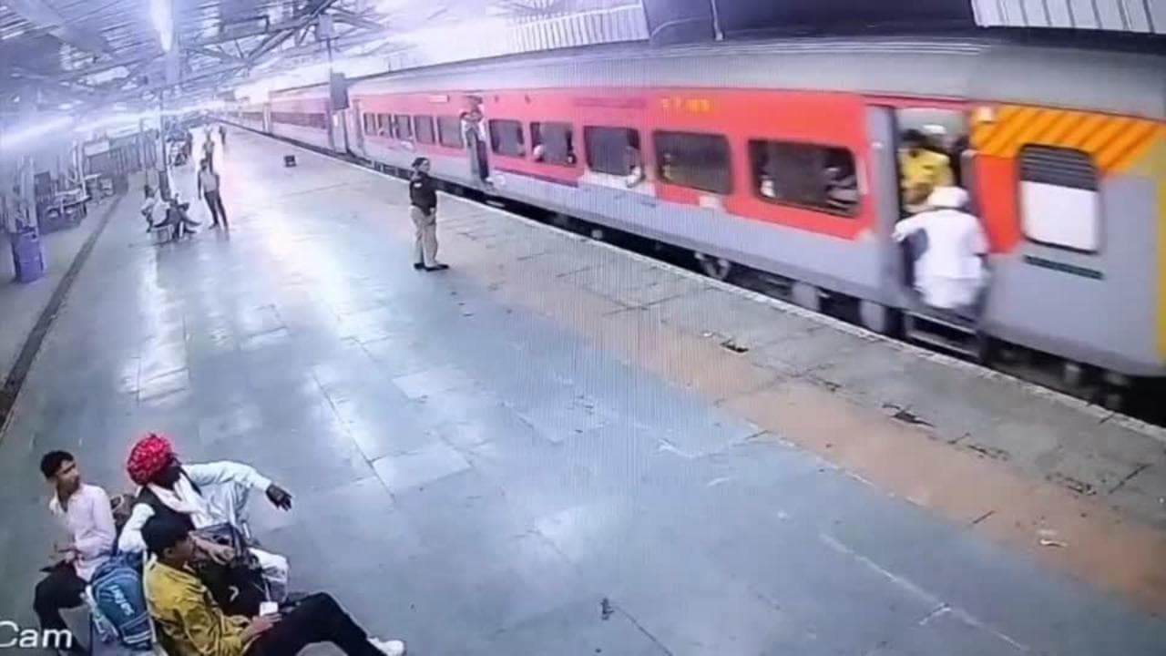 Scivola tra il treno e la banchina: salvato in extremis dal riflesso fulmineo dell'agente