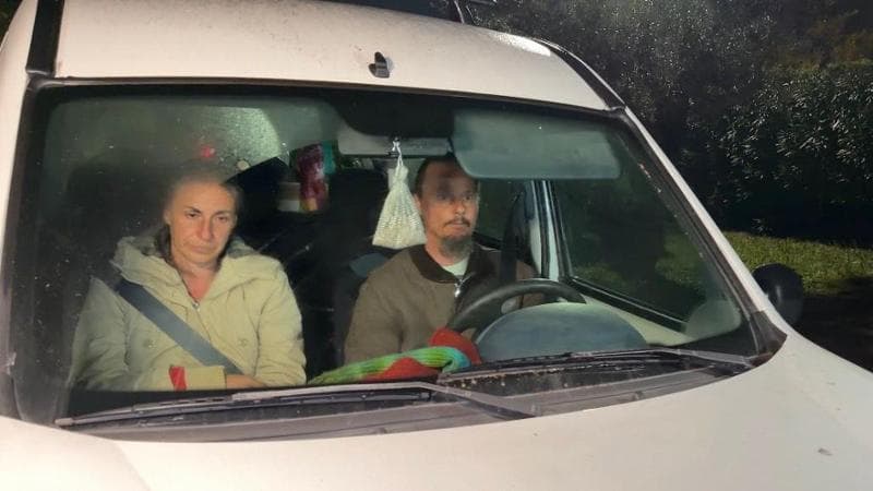 Catherine Birmingham e Nathan Trevallion ieri sera escono dalla casa protetta di Vasto