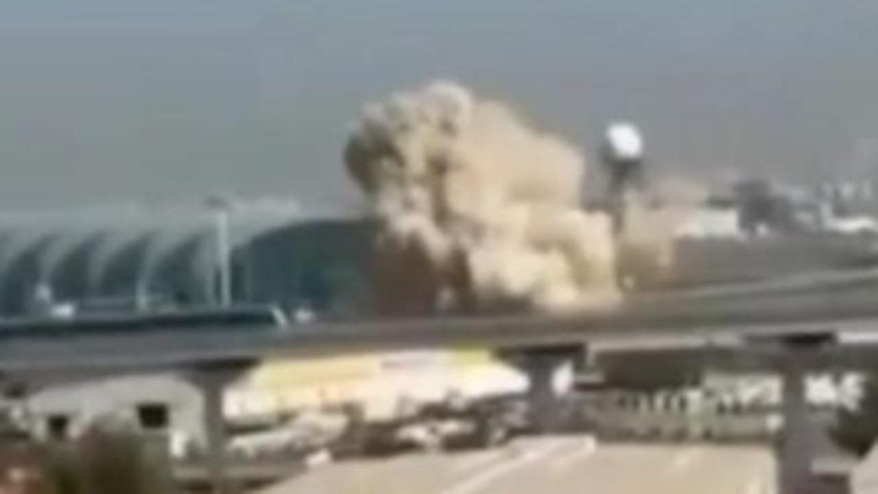 Dubai, un drone colpisce l'aeroporto: il video dell'esplosione e il caos nello scalo