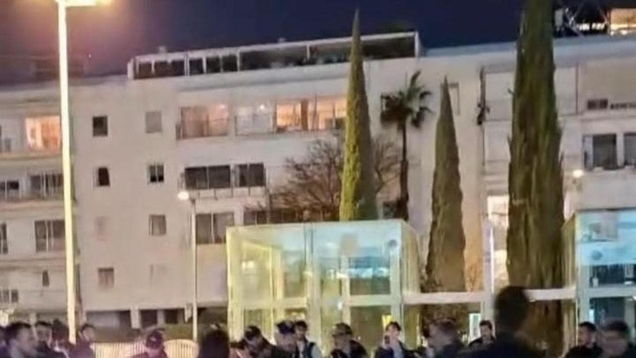 Tel Aviv, manifestanti contro la guerra in Iran: "La polizia minaccia di arrestare tutti i presenti"