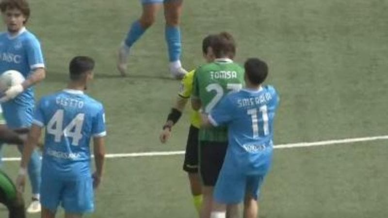 Primavera, giocatore del Sassuolo aggredisce l’arbitro dopo l’espulsione