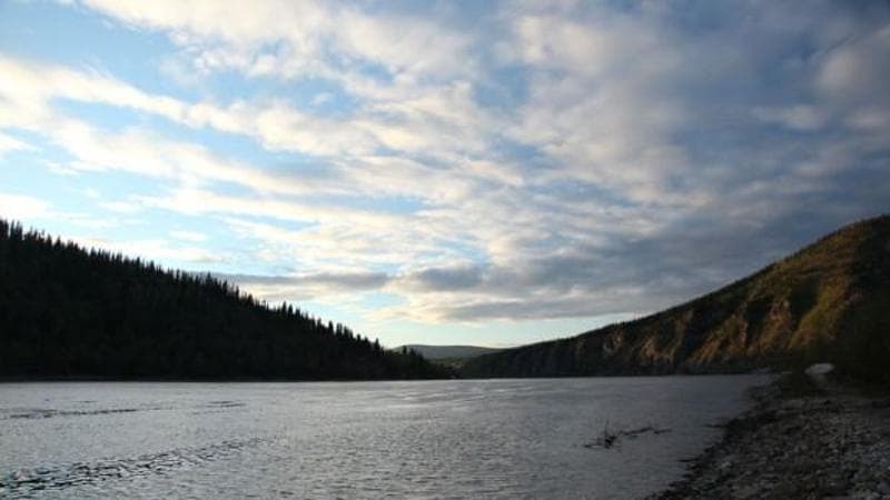 Lo Yukon River davanti Dawson City, 750 km a Nord di Whitehorse