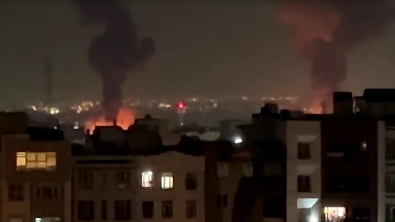 Iran, scende la notte su Teheran: ancora bombe. Fiamme e colonne di fumo nella città