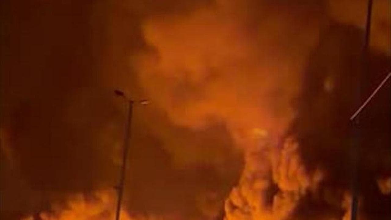 Teheran, l'inferno nella notte: enorme incendio nel deposito di carburante di Aqdasieh