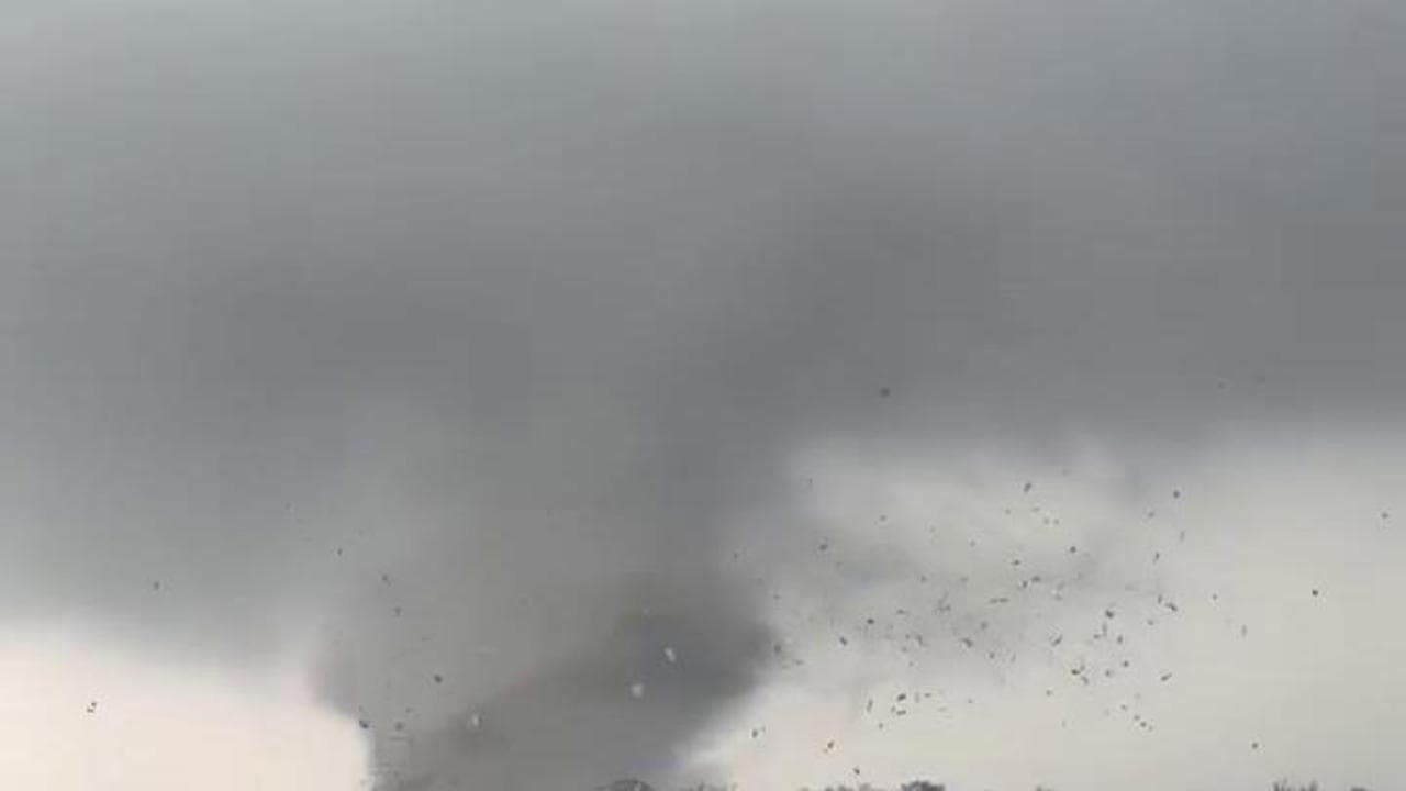 Violento tornado avanza sul lago ghiacciato: le immagini dal Michigan