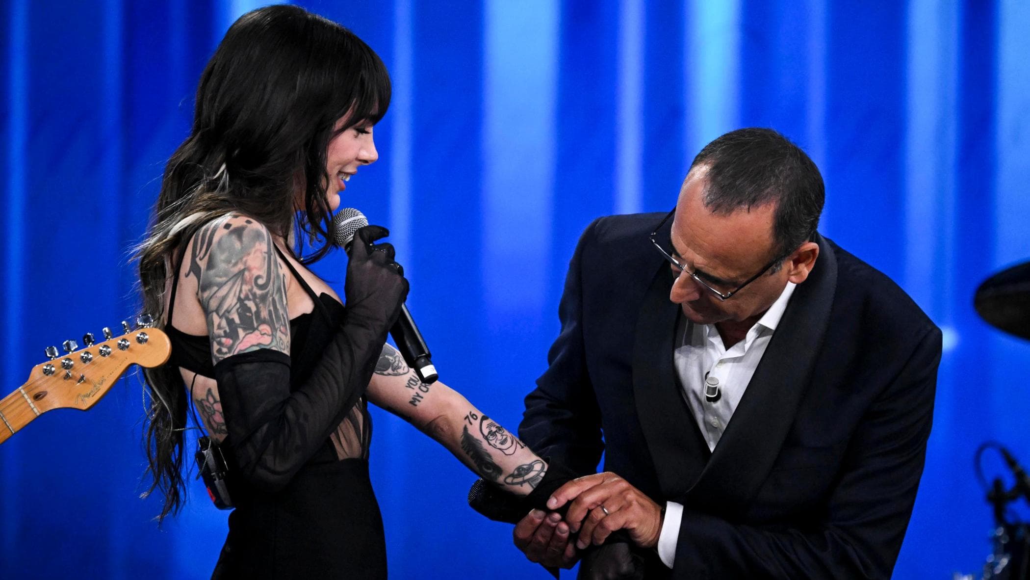 Cleo delle Bambole di Pezza si tatua Carlo Conti sul braccio, la promessa fatta a Sanremo