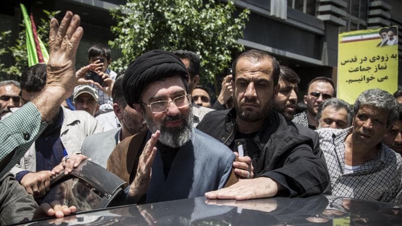 Al centro, Mojtaba Khamenei
