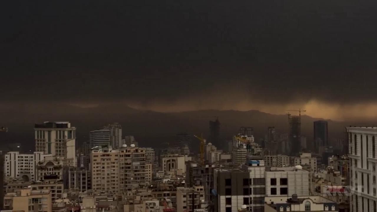 Il cielo plumbeo sopra Teheran: le conseguenze dell'incendio degli impianti petroliferi attaccati