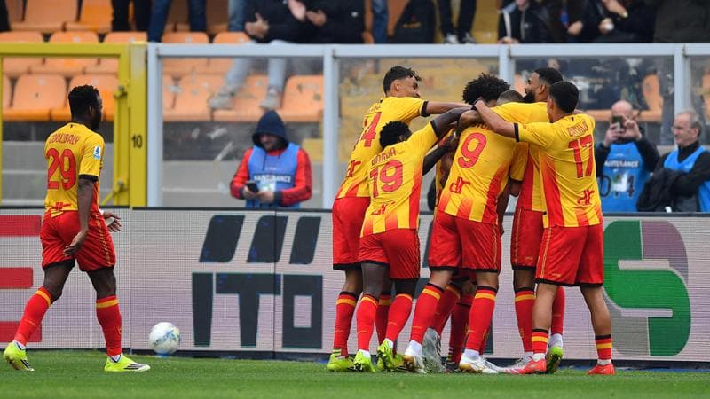 Pierotti festeggiato dopo il gol