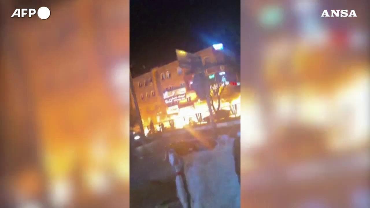 Guerra in Iran, attacchi aerei su Teheran: i raid ripresi in diretta dai passanti