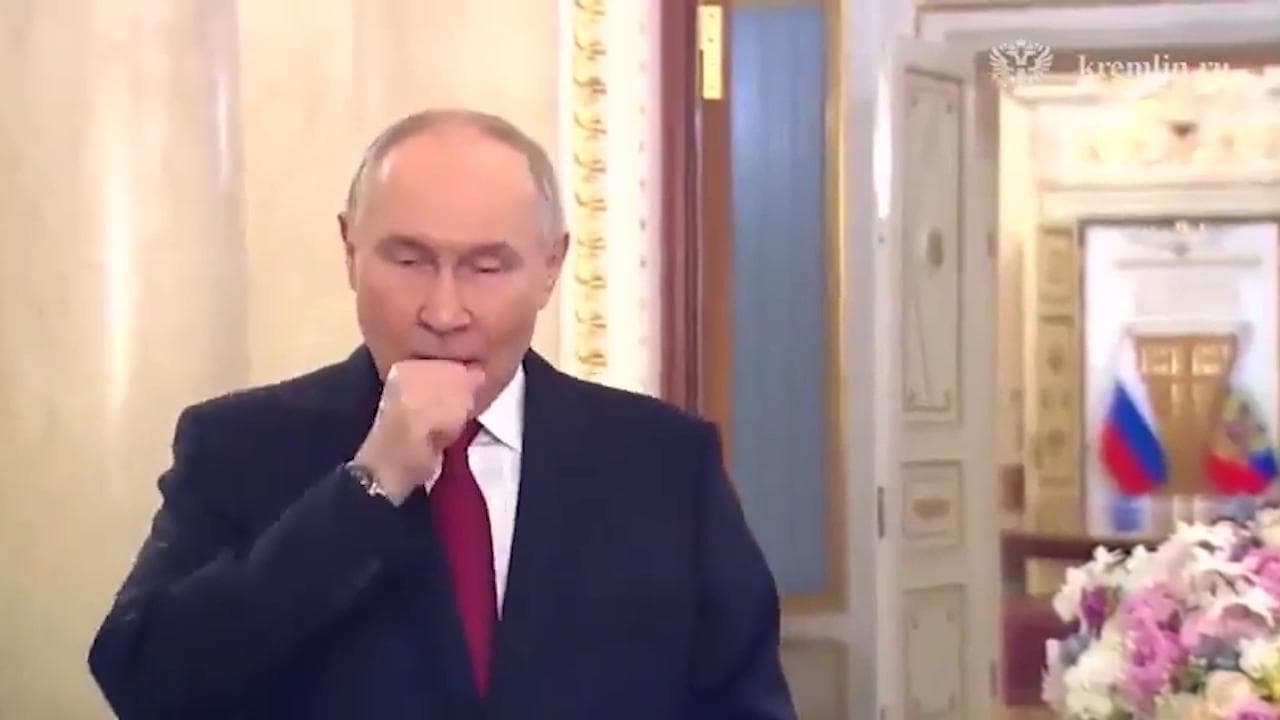 Putin continua a tossire durante il videomessaggio: il fuorionda (poi cancellato) finisce online