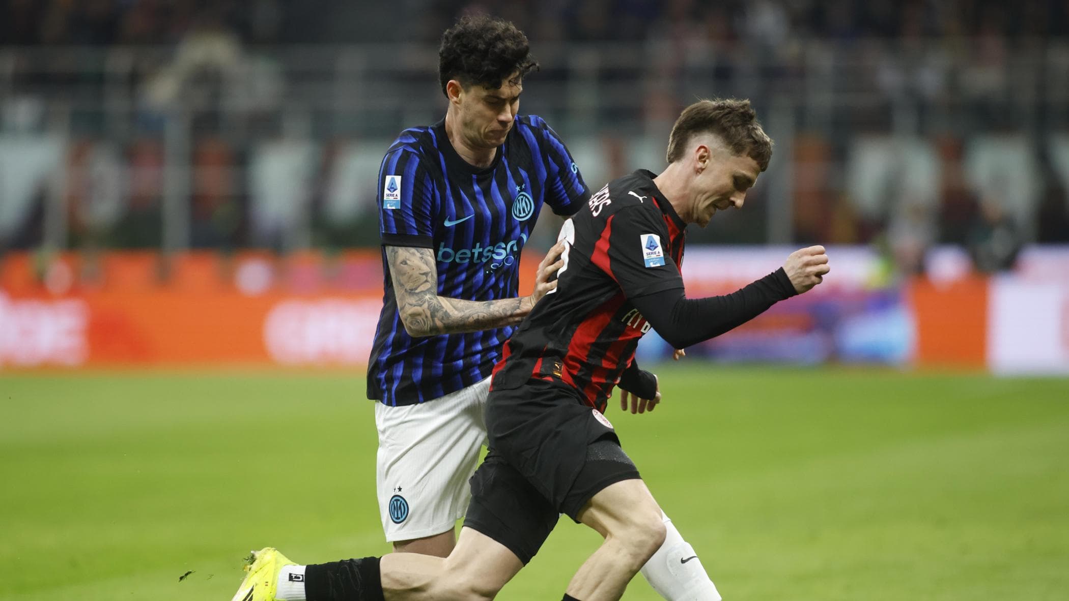 Bastoni sommerso dai fischi di San Siro durante Milan-Inter