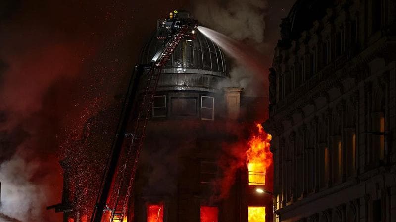 Incendio in un negozio della stazione di Glasgow, in Scozia: edificio adiacente crollato, traffico paralizzato
