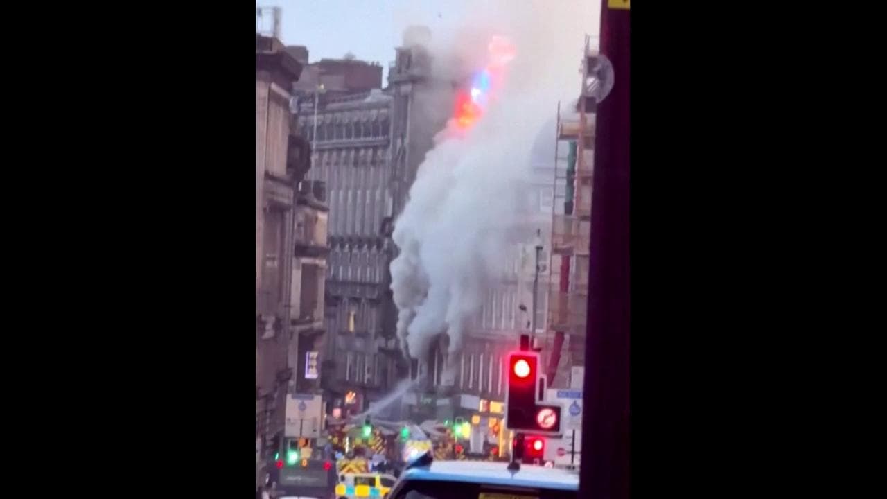 Glasgow, incendio accanto alla stazione: il palazzo poi collassato avvolto dal fumo