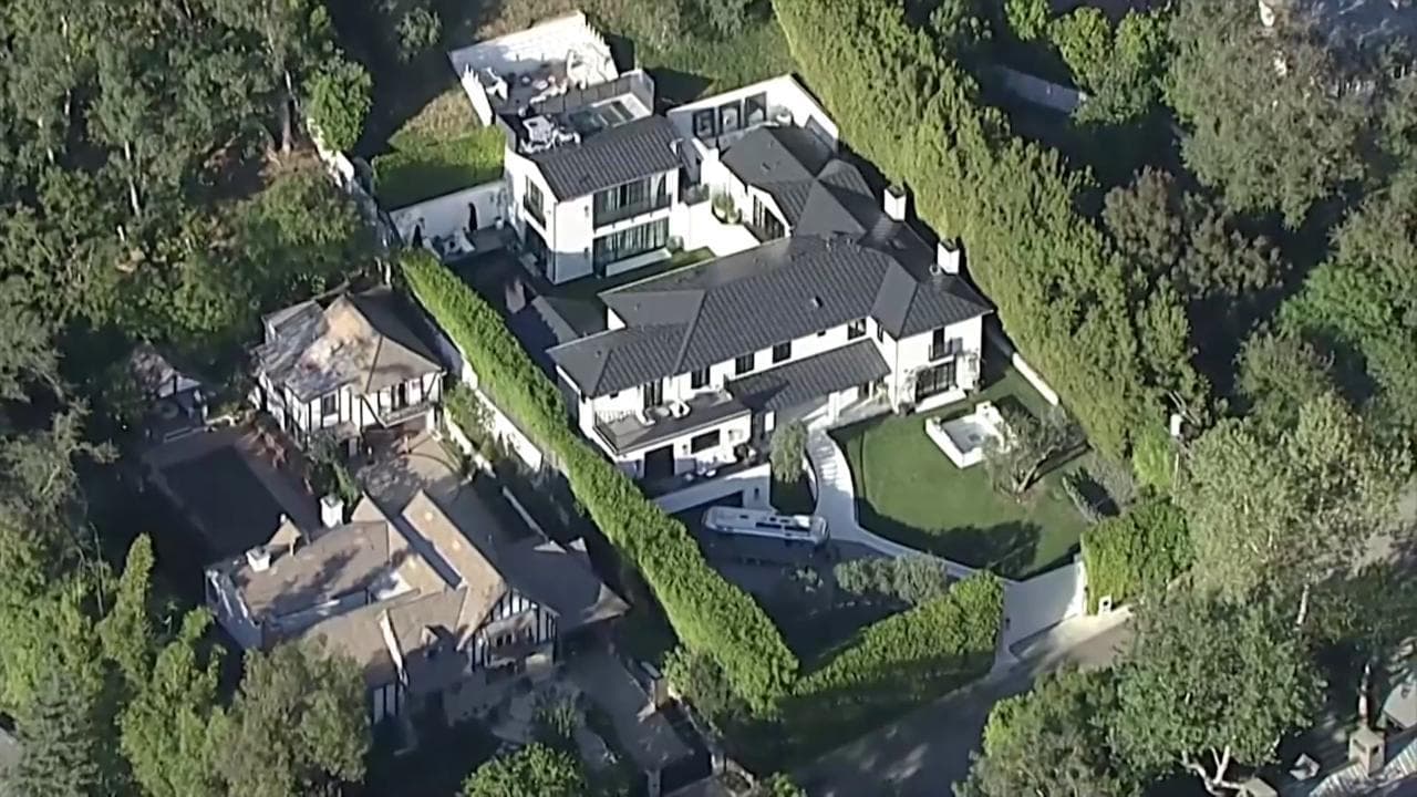 Beverly Hills, spari contro la villa di Rihanna: la veduta aerea della residenza della popstar