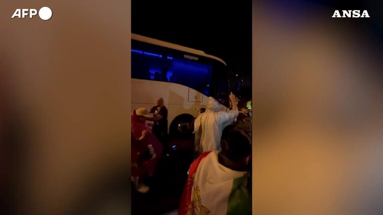 Australia, la folla insegue il bus delle calciatrici iraniane: "Salvate le nostre ragazze"