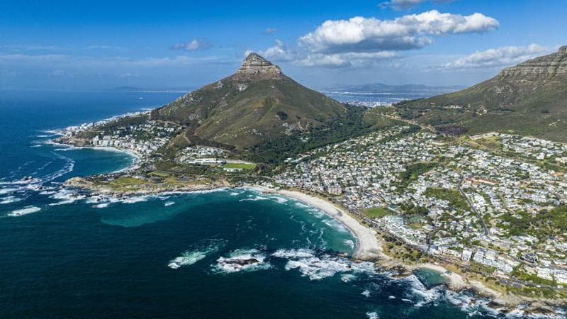 Cape Town'da çok fazla suç var. Turistleri ve iş adamlarını savunmak için havalimanı yoluna duvar örüldü