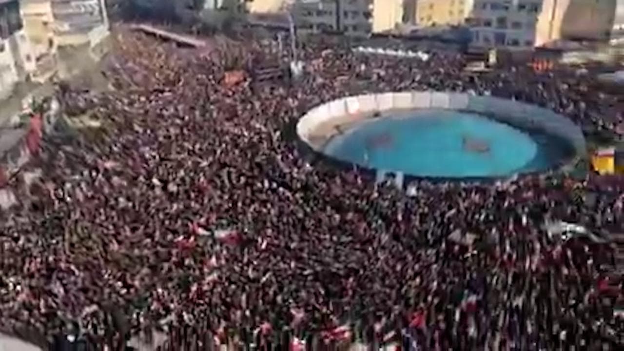 Teheran, in piazza il popolo pro regime: marea umana per celebrare Mojtaba Khamenei