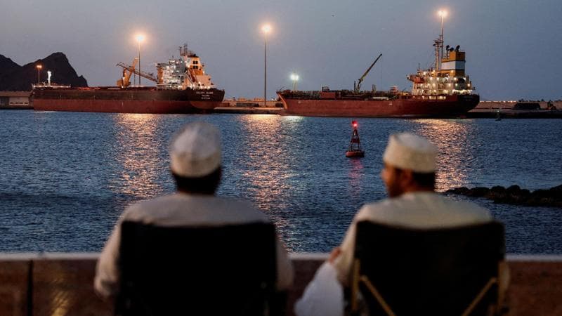 Muscat (Oman), 9 marzo: navi cisterna ferme dopo la chiusura dello stretto di Hormuz