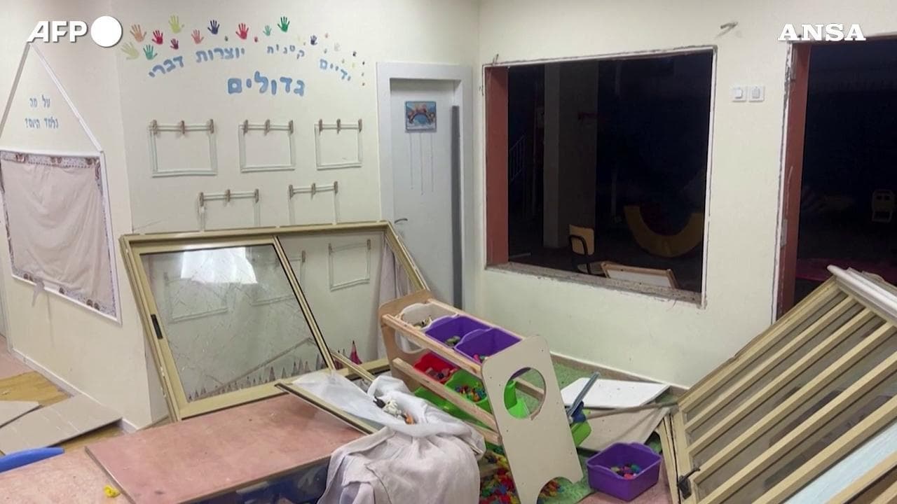 Israele, frammenti di un missile raggiungono un asilo: due feriti