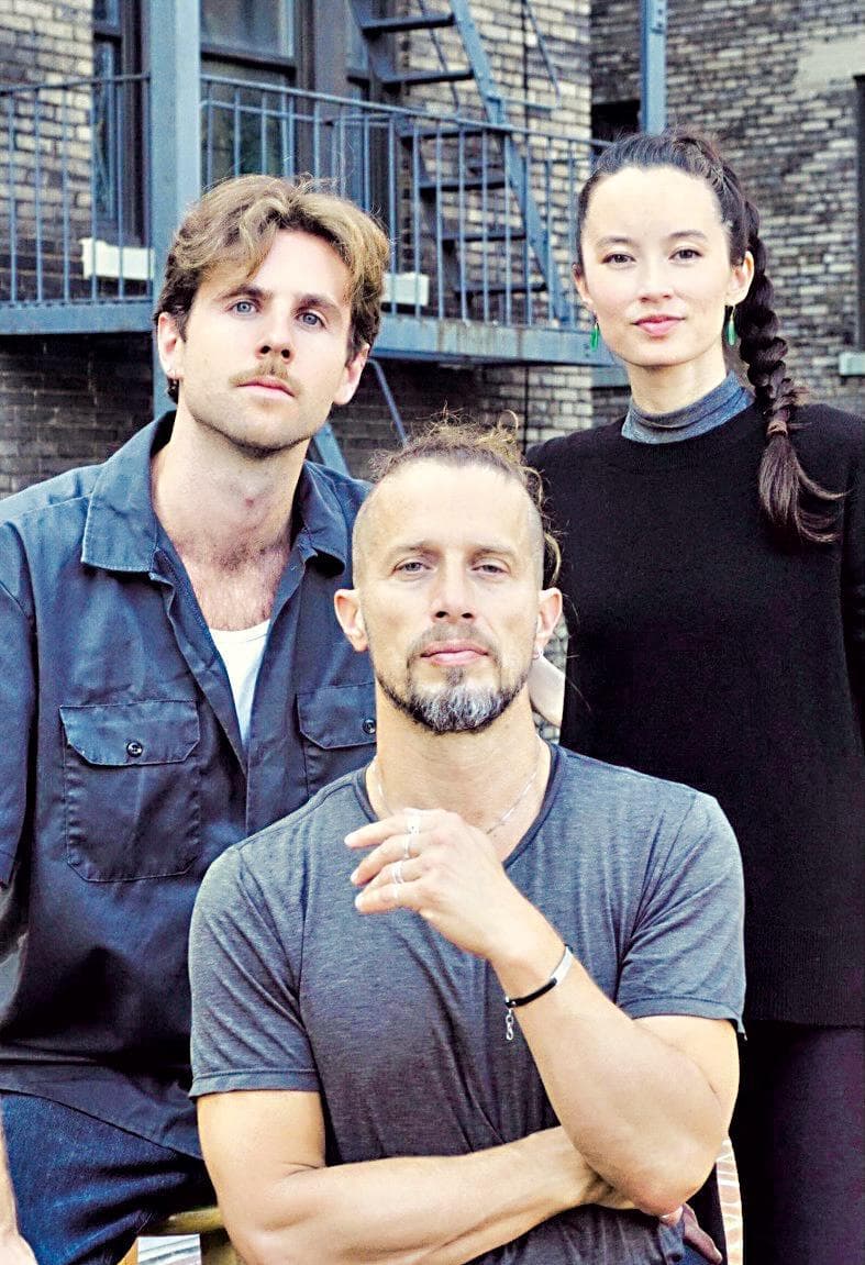 I tre fondatori del movimento Friends of attention: da sinistra Peter Schmidt; Alyssa Loh; al centro, Graham Burnett
