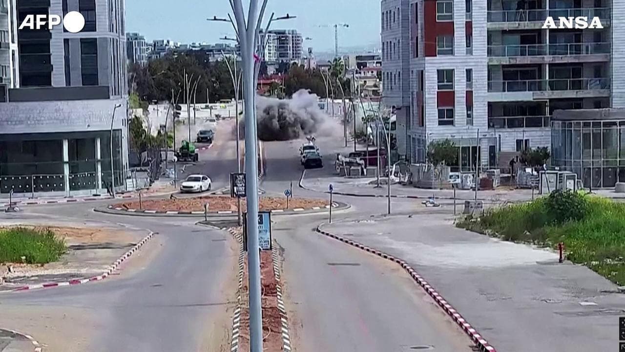Israele, missile colpisce la città di Or Yehuda: l'esplosione ferisce gravemente un passante
