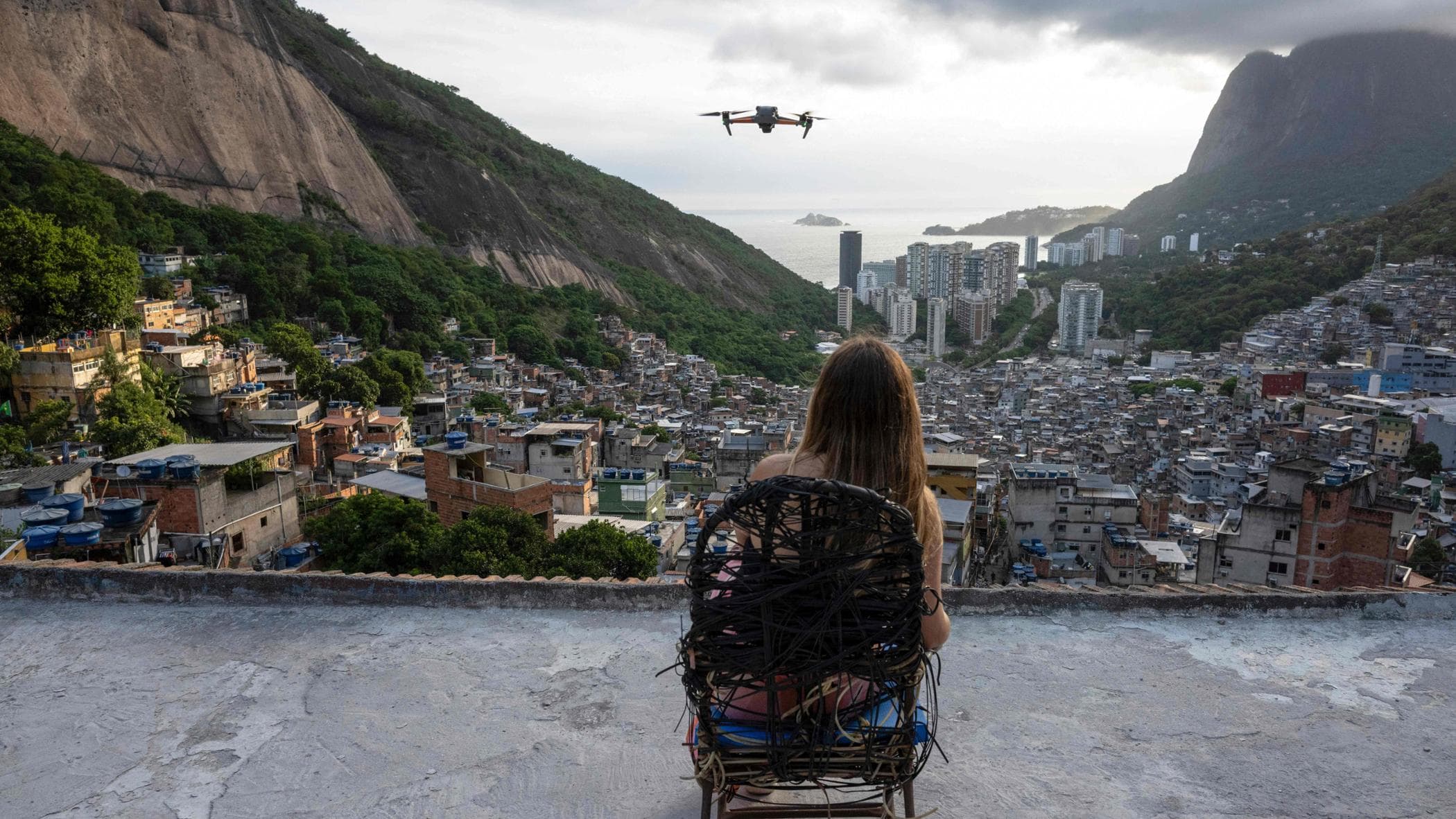 Brasile, influencer in posa per i droni nelle favelas di Rio: i video virali tra like e scandalo