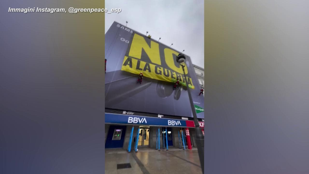 Spagna, Greenpeace dispiega un enorme striscione su un palazzo di Madrid: "No alla guerra"