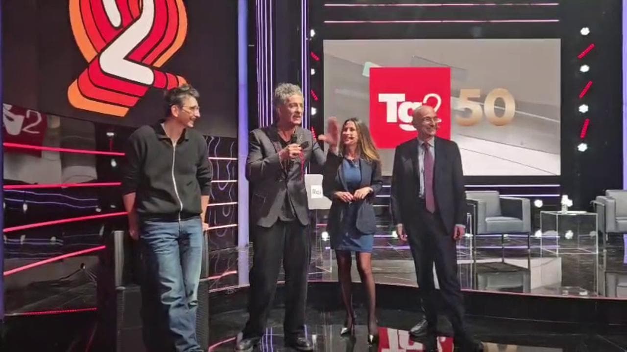 Incursione di Fiorello per i 50 anni del Tg2: "Col direttore Preziosi abbiamo in comune le mogli..."