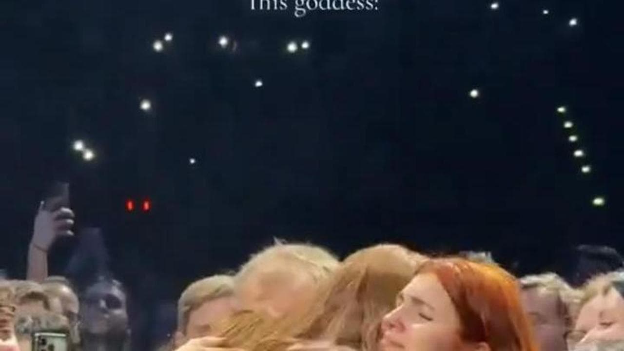 Fan portano la bandiera ucraina al concerto di Florence and the Machine, la cantante li abbraccia