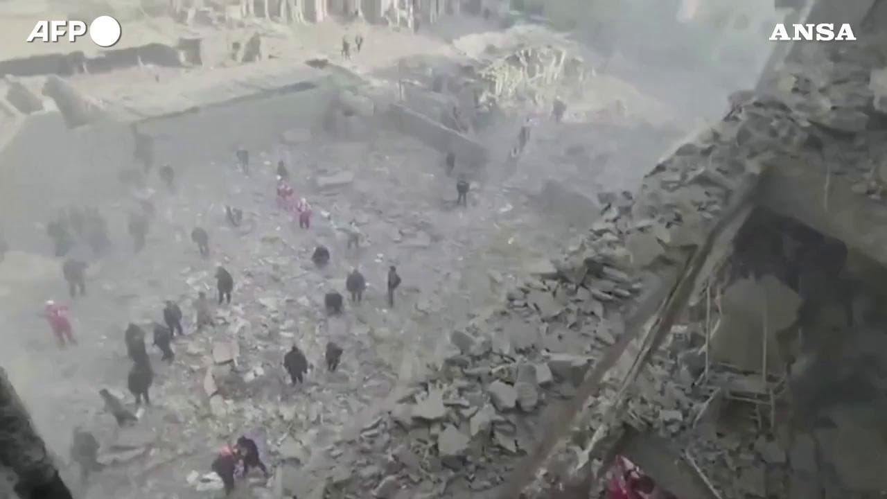 Nuova ondata di attacchi su Teheran, i soccorritori al lavoro fra le macerie