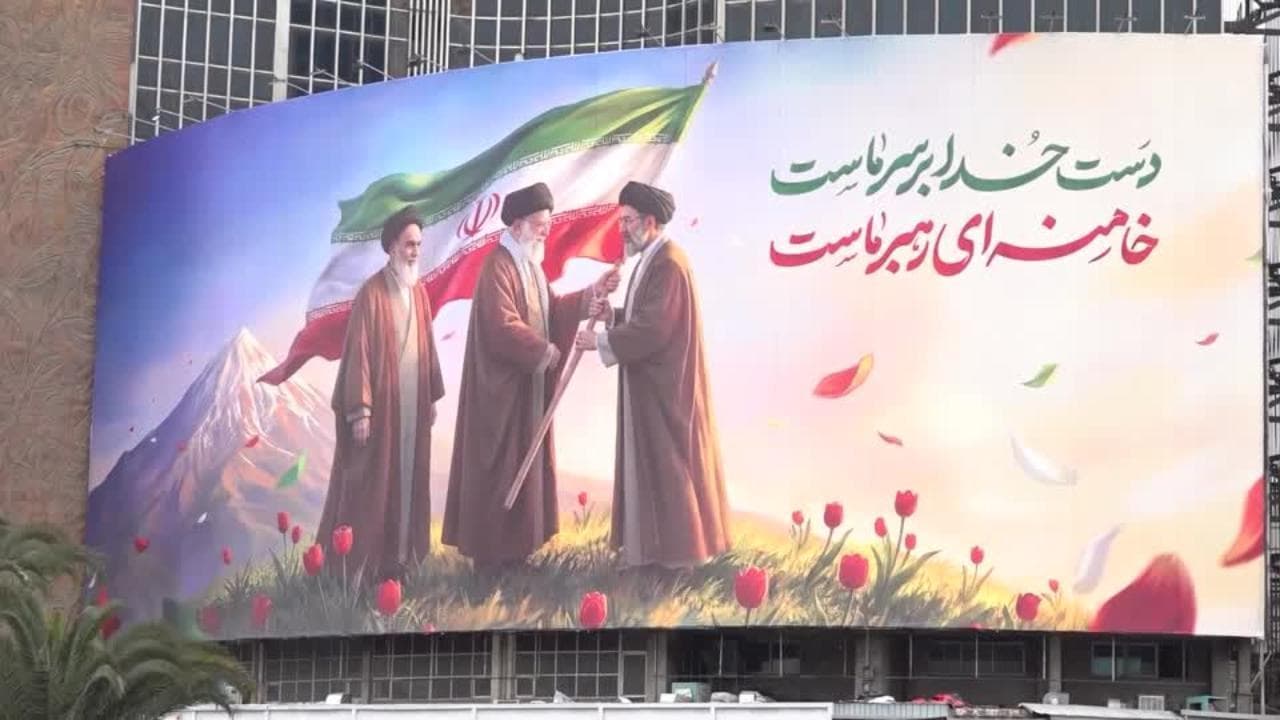 Nuovo murale a Teheran: Khomeini osserva, Ali Khamenei passa la bandiera dell'Iran al figlio Mojtaba