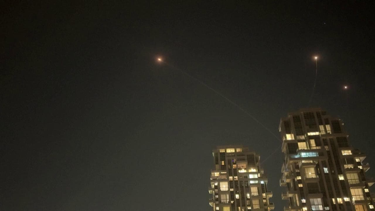 Tel Aviv, suonano le sirene e i missili solcano il cielo. La popolazione corre nei rifugi