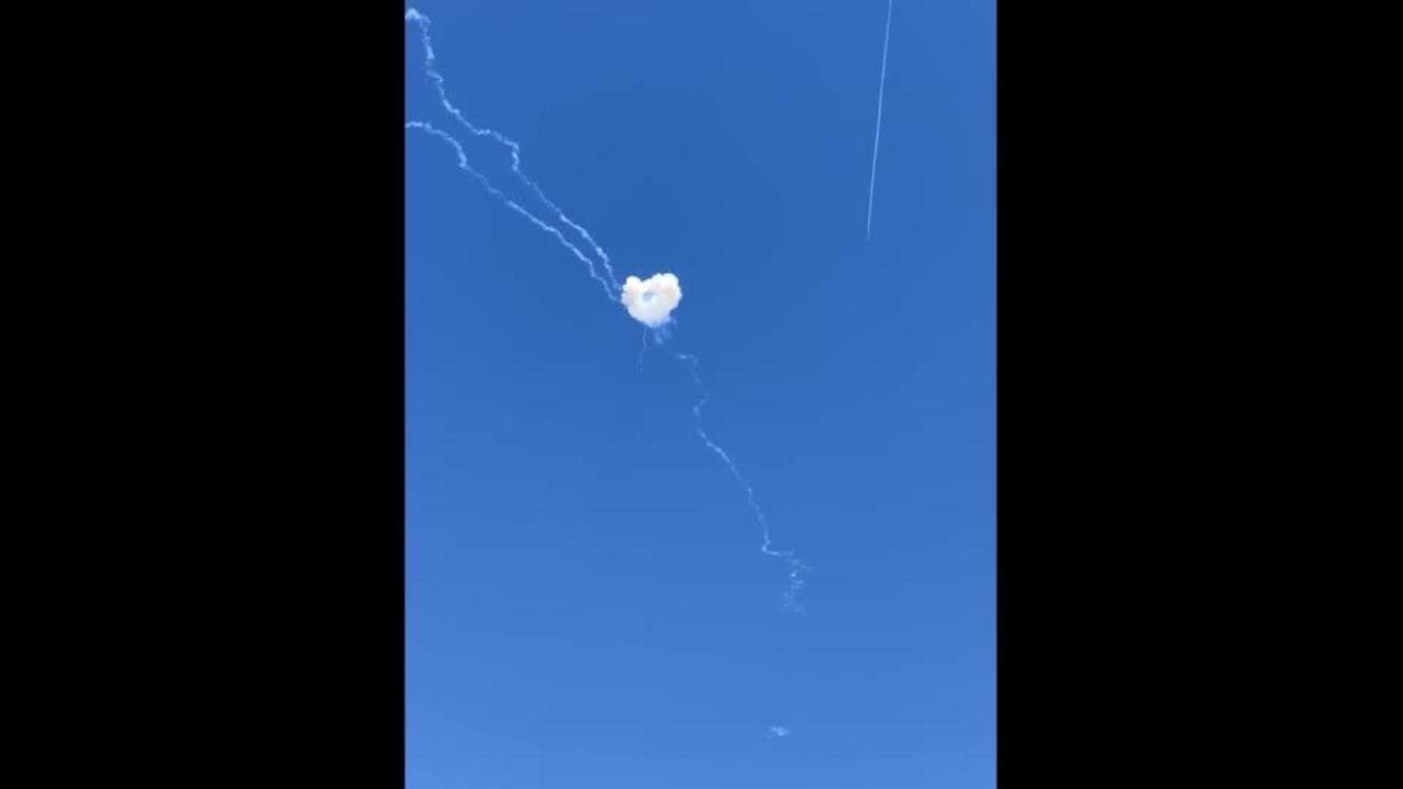 Israele, missile arriva su Hadera: il momento in cui viene intercettato in cielo e fatto esplodere