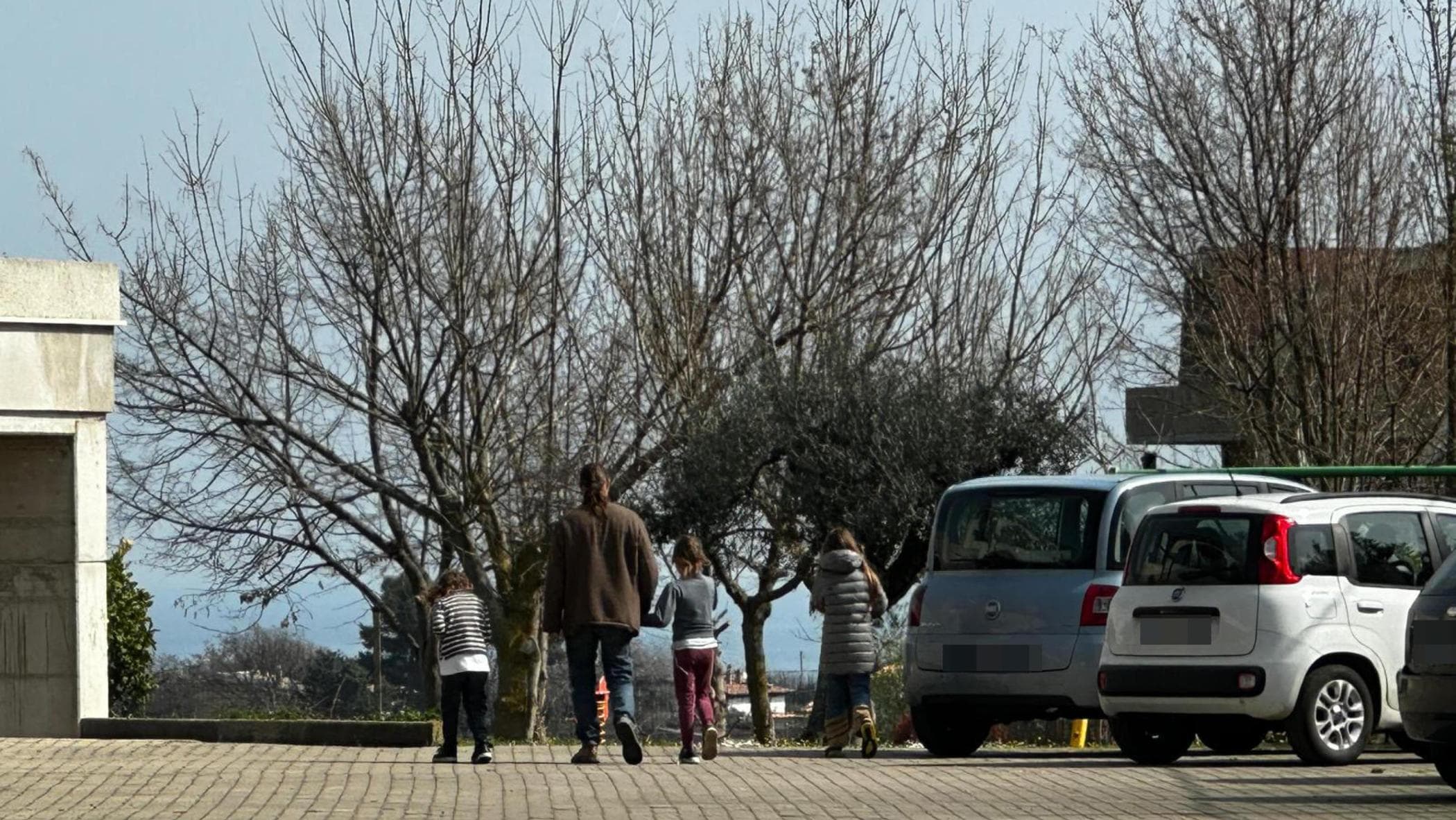 La strategia dei giudici per riunire la famiglia del bosco: “Puntiamo sul padre”