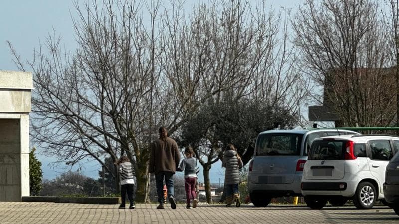 Nathan Trevallion della cosiddetta famiglia del bosco insieme ai figli nella casa famiglia, Vasto, 7 marzo 2026. ANSA/ANTONELLA SALVATORE