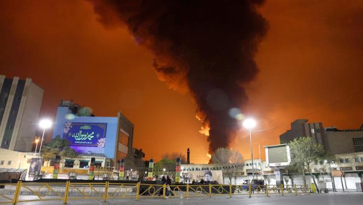 Teheran, 8 marzo: fumo e fiamme dopo i raid su un deposito di petrolio