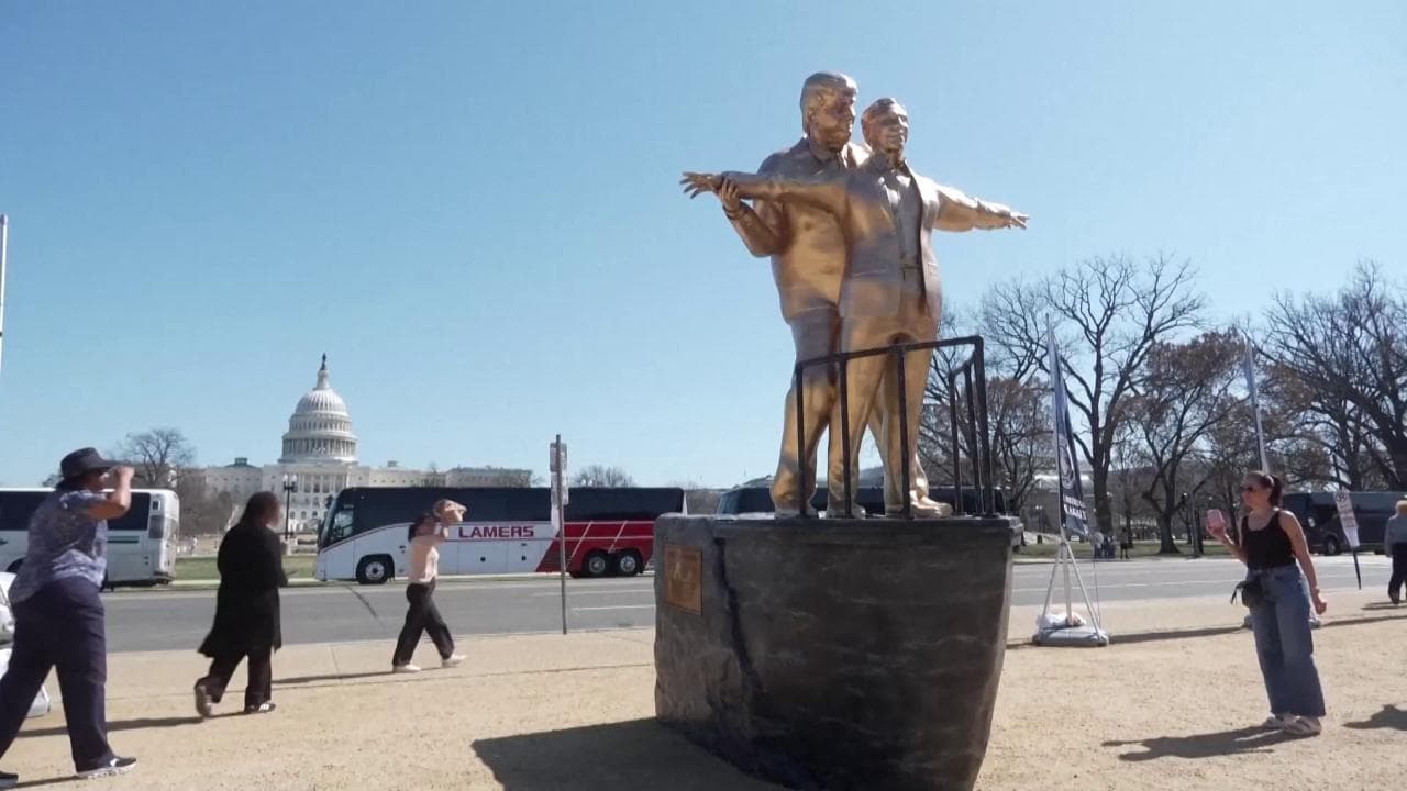 Sul ponte della nave come DiCaprio-Winslet in Titanic, la statua che prende in giro Epstein e Trump