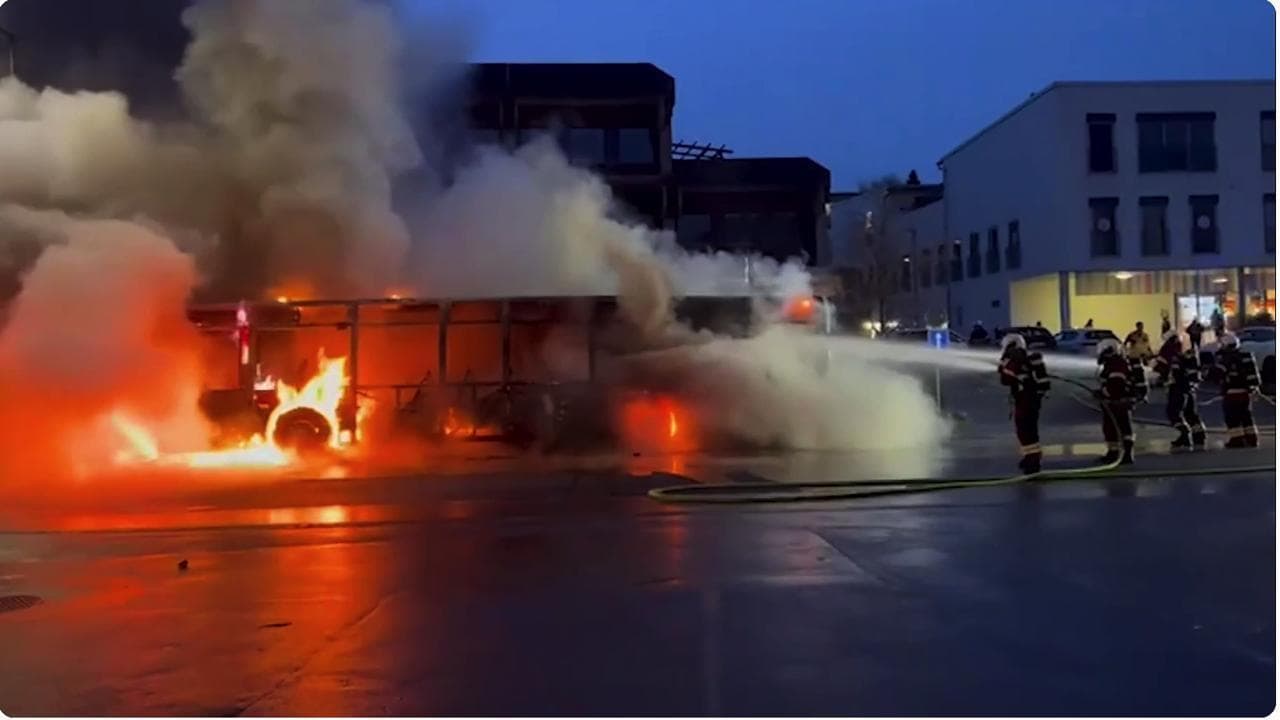 Svizzera, autobus prende fuoco a Kerzers. Morti e feriti